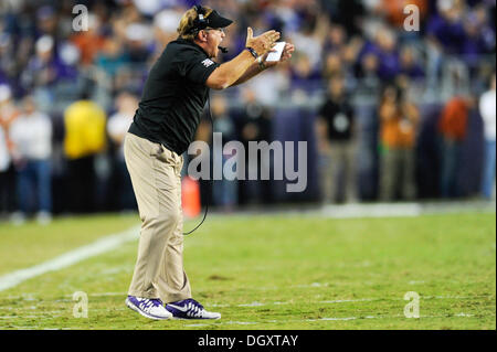 Ft. Vale la pena, TX, Stati Uniti d'America. 26 ott 2013. TCU cornuto rane head coach Gary Patterson durante un NCAA Football gioco a Amon G. Carter Stadium di Ft. Vale la pena, Texas, Sabato 26 Ottobre, 2013. © csm/Alamy Live News Foto Stock