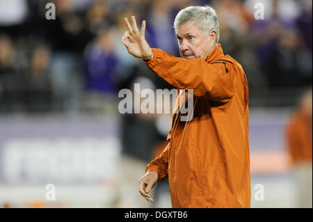 Ft. Vale la pena, TX, Stati Uniti d'America. 26 ott 2013. University of Texas head coach Mack Brown segnali al suo team durante un NCAA Football gioco contro la TCU cornuto rane a Amon G. Carter Stadium di Ft. Vale la pena, Texas, Sabato 26 Ottobre, 2013. © csm/Alamy Live News Foto Stock