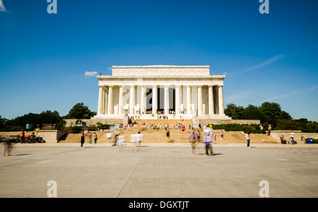 WASHINGTON DC, Stati Uniti d'America - una lunga esposizione colpo di turisti che visitano il Lincoln Memorial a Washington DC in una limpida giornata di sole. Foto Stock