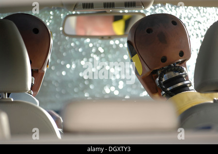 Crash Test Dummies in un auto, vista posteriore Foto Stock