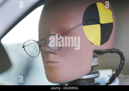 Crash manichino di prova in un auto con scivolato e vetri rotti Foto Stock