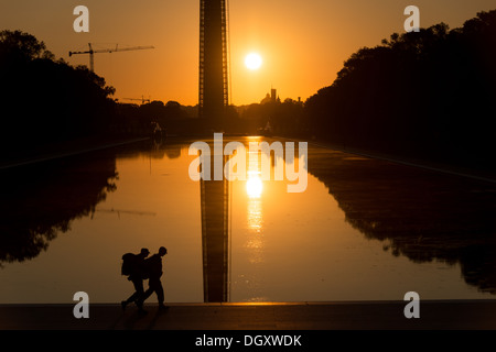 I soldati che addestrano il Lincoln Memorial che riflette Pool Washington DC // i soldati con base in una delle molte basi militari nell'area di Washington DC effettuano addestramento mattutino intorno al Lincoln Memorial e al Reflecting Pool a Washington DC. Foto Stock