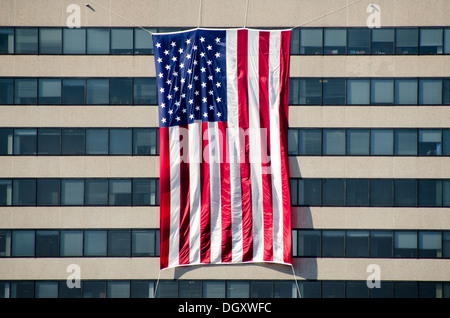 American Flag 9 11 Anniversary Rosslyn Virginia // Defense Contractors e altre aziende con sede a Rosslyn, Virginia, drappeggiano grandi bandiere all'esterno dei loro edifici per l'anniversario degli attacchi terroristici del 9/11. Il Pentagono, che era l'obiettivo di uno degli attacchi, è nelle vicinanze. Foto Stock