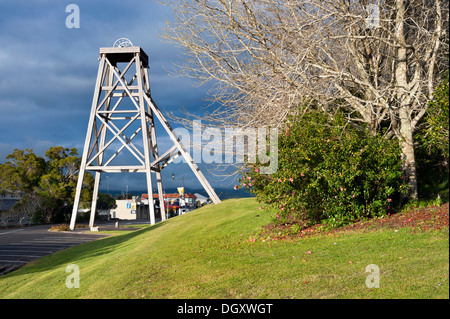 Waihi, Nuova Zelanda. Heritage pit testa ruota di avvolgimento a Martha miniera nelle miniere d'oro città. Foto Stock