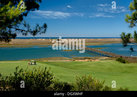 Il Portogallo, Algarve, Quinta do Lago, il ponte di legno per la spiaggia il Parque Natural de Ria Formosa, visto sopra il campo da golf di San Lorenzo Foto Stock