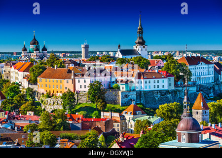 Skyline di Tallinn, Estonia presso la vecchia città. Foto Stock