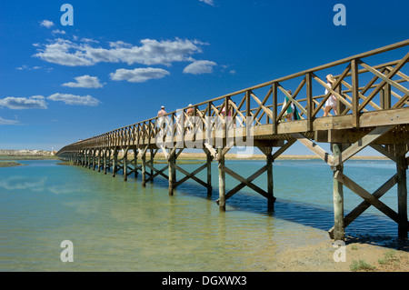 Il Portogallo, Algarve, Quinta do Lago, il ponte di legno per la spiaggia Foto Stock