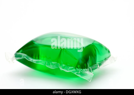 Uno verde detergente per lavanderia capsule su bianco Foto Stock