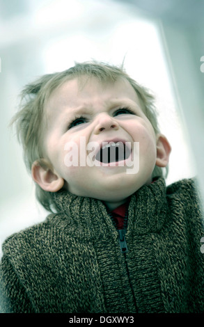 Giovane ragazzo gridando Foto Stock