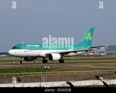 EI-DEM Aer Lingus Airbus A320-214 di rullaggio, 25agosto2013 pic-1 Foto Stock