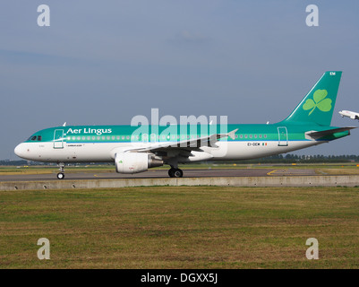 EI-DEM Aer Lingus Airbus A320-214 di rullaggio, 25agosto2013 pic-2 Foto Stock