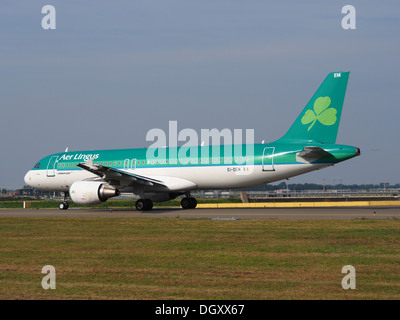 EI-DEM Aer Lingus Airbus A320-214 di rullaggio, 25agosto2013 pic-3 Foto Stock