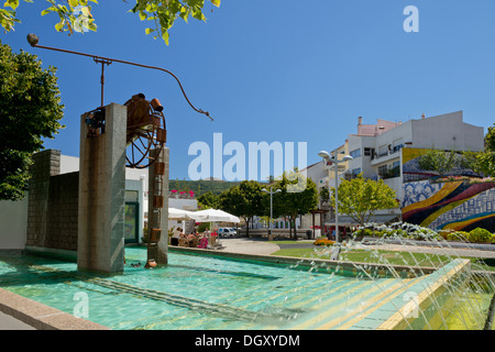 Il Portogallo, Algarve, Monchique village mulino ad acqua nella piazza centrale, il Largo dos Chorões Foto Stock