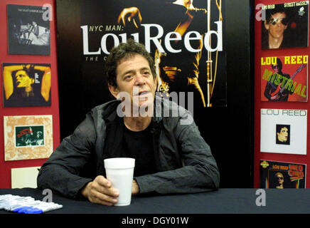 LOU REED (2 marzo 1942 - 27 ottobre 2013) era un rock americano musicista e compositore. Egli è stato il chitarrista, cantante e songwriter principale del Velvet Underground, a fine anni sessanta Il gruppo che ha guadagnato un notevole culto a seguito negli anni trascorsi dalla sua scomparsa ed è diventato uno dei più ampiamente citata e bande di influenti del SER. Nella foto: Jun 23, 2003 - West Hollywood, California, Stati Uniti - LOU REED fa un in negozio aspetto per il suo nuovo cd "Raven' alla Tower Records sul tramonto. (Credito Immagine: © Tom Rodriguez/Globe foto/ZUMAPRESS.com) Foto Stock