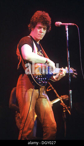 LOU REED (2 marzo 1942 - 27 ottobre 2013) era un rock americano musicista e compositore. Egli è stato il chitarrista, cantante e songwriter principale del Velvet Underground, a fine anni sessanta Il gruppo che ha guadagnato un notevole culto a seguito negli anni trascorsi dalla sua scomparsa ed è diventato uno dei più ampiamente citata e bande di influenti del SER. Nella foto: 1 Giu 1980 - Lou Reed esecuzione negli anni ottanta. (Data esatta e luogo sconosciuto) (credito Immagine: © Globo foto/ZUMAPRESS.com) Foto Stock