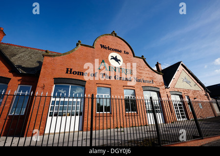 Tradizionale ingresso gate per l'Aintree Racecourse Merseyside England Foto Stock