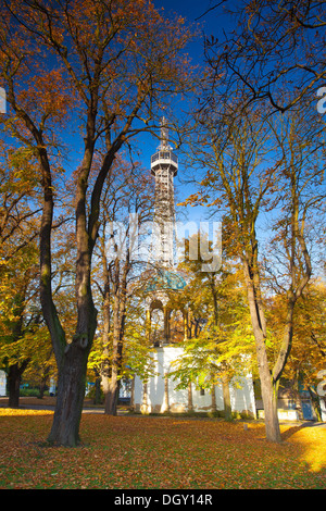Torre di vedetta sulla Petrin Hill in autunno a Praga Foto Stock