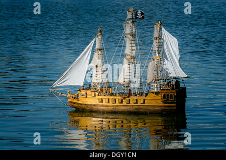 Modello in scala di un tri-masted square-truccate galeone spagnolo navigazione della nave galleggiante sul Lago Dora. Foto Stock