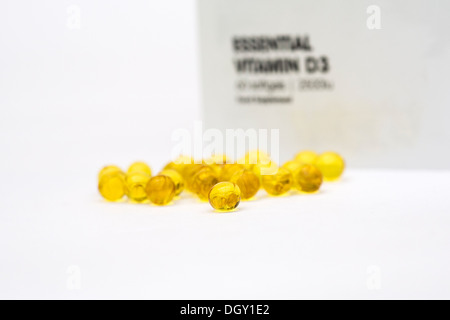 La vitamina D3 Capsule soft gel su uno sfondo bianco. Foto Stock
