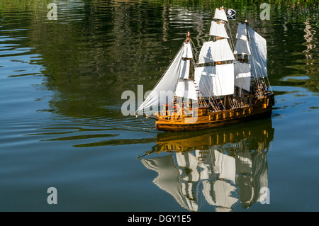 Modello in scala di un tri-masted square-truccate galeone spagnolo navigazione della nave galleggiante sul Lago Dora. Foto Stock