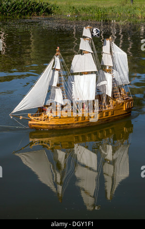 Modello in scala di un tri-masted square-truccate galeone spagnolo navigazione della nave galleggiante sul Lago Dora. Foto Stock