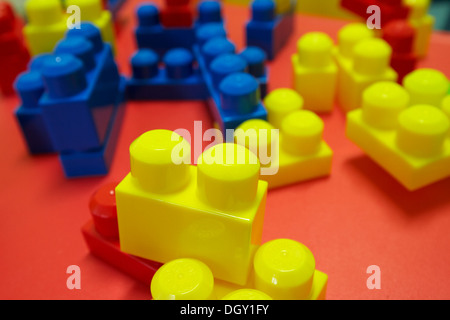 Colorato bambini giocattoli di blocchi di costruzione Foto Stock