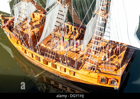 Deck, gli alberi e le vele di un modello in scala galeone spagnolo la vela sul lago di Dora. Foto Stock