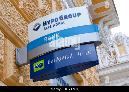 Il logo digital signage su un ramo della banca di Hypo Group Alpe Adria in Opatija, Istria, Croazia, Europa, Opatija, Croazia Foto Stock