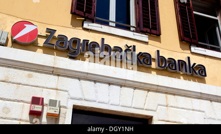 Zagrebacka banka logo, insegne su un ramo di Zagrebacka banka, parte del Gruppo UniCredit, a Rovigno, Rovingo, Istria, Croazia Foto Stock