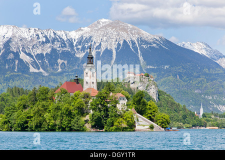 Blejski Otok con la Chiesa di Santa Maria in Lago di Bled e il Karawanks mountain range in Bled, Slovenia, Europa, Bled Foto Stock