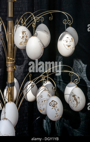 Complessamente intarsiato a mano le uova di oca appesi da un delicato ottone display stand. Foto Stock
