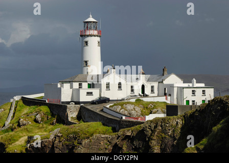 Fanad Capo Faro sulla scogliera rocciosa, doccia a pioggia, County Donegal, Irlanda, Europa Foto Stock