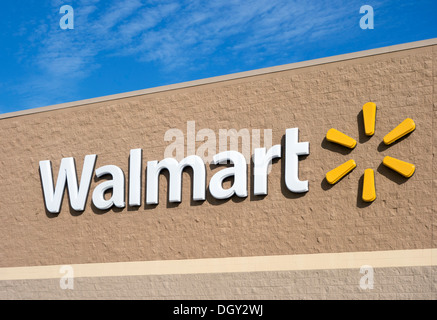 Walmart logo sul al di fuori di un supercenter in Haines City Central Florida, Stati Uniti d'America Foto Stock