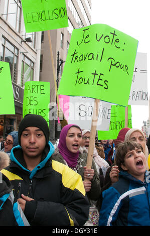 Montreal, Canada. 27 ott 2013. Migliaia di manifestanti hanno marciato attraverso Montreal Downtown per mostrare il loro malcontento con la nuova proposta di Quebec Carta dei valori che vuole vietare ai dipendenti di indossare segni religiosi in Quebec del servizio civile. © Megapress/Alamy Live News Foto Stock