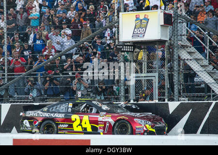 Martinsville, Virginia, Stati Uniti d'America. 27 ott 2013. Ottobre 27, 2013: Sprint Cup driver della serie Jeff Gordon (24) vince e prende la bandiera a scacchi durante la Sprint Cup Series Goody la cefalea sollievo Shot 500 a Martinsville Speedway, Martinsville, VA. © csm/Alamy Live News Foto Stock