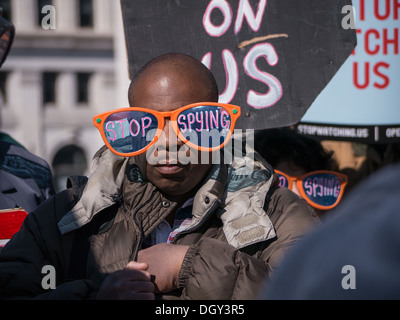 Interrompere la visione di noi: Rally contro la NSA sorveglianza di massa. Nella parte anteriore della stazione di unione in Washington, DC ©Ann poco Foto Stock