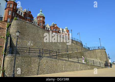 Scale in città dal lungomare, Cromer, Norfolk, Inghilterra, Regno Unito Inghilterra, Regno Unito Foto Stock