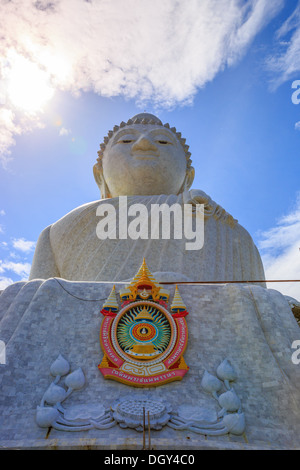 Vista frontale del Phra Puttamingmongkol Akenakkiri statua del Buddha in Chalong, Phuket, Tailandia Foto Stock