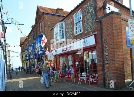 Spiaggia souvenir shop e caffetteria nel giardino Street, Cromer, Norfolk, Inghilterra, Regno Unito Inghilterra, Regno Unito Foto Stock