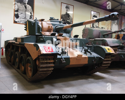 Il Cruiser Tank Comet del 1944, un carro armato britannico della seconda guerra mondiale, fa parte della collezione Tank Museum di Saumur, in Francia, dimostrando il progresso della tecnologia dei veicoli blindati durante la guerra. Foto Stock