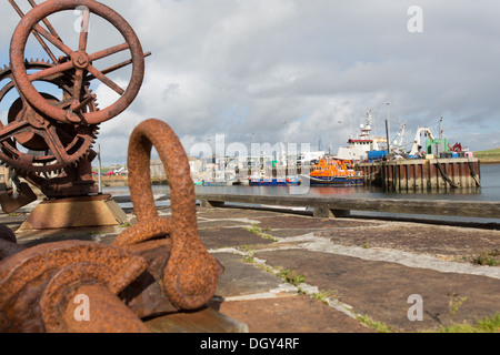 Isole di Orkney, Scozia. Fisherman's Cottage sui Stromness's waterfront, con il porto in background. Foto Stock