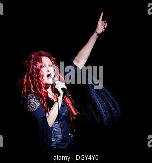 Toronto, Ontario, Canada. 27 ott 2013. Cantante americana Cyndi Lauper eseguita sold out show alla storica Massey Hall di Toronto. © Igor Vidyashev/ZUMAPRESS.com/Alamy Live News Foto Stock