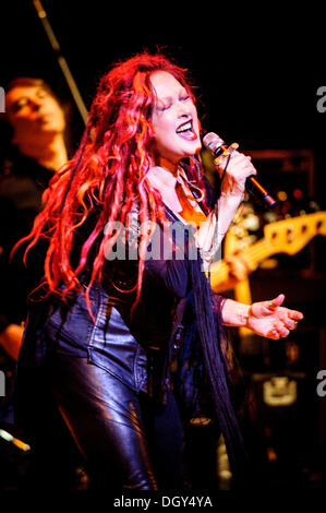 Toronto, Ontario, Canada. 27 ott 2013. Cantante americana Cyndi Lauper eseguita sold out show alla storica Massey Hall di Toronto. © Igor Vidyashev/ZUMAPRESS.com/Alamy Live News Foto Stock