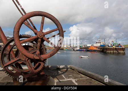 Isole di Orkney, Scozia. Fisherman's Cottage sui Stromness's waterfront, con il porto in background. Foto Stock