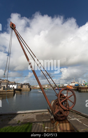 Isole di Orkney, Scozia. Fisherman's Cottage sui Stromness's waterfront, con il porto in background. Foto Stock