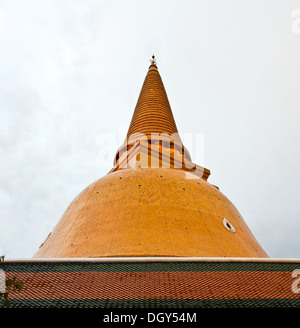 Phra Pathom Chedi, il piu' alto stupa in tutto il mondo. È situato nella città di Nakhon Pathom, Thailandia. Foto Stock