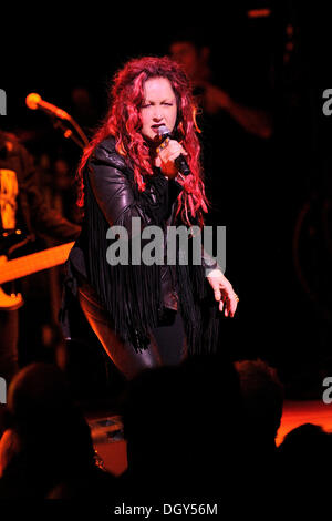 Toronto, Canada. 27 ott 2013. Cyndi Lauper esegue alla Massey Hall durante l'arresto di Toronto di lei è così insolito tour per commemorare il trentesimo anniversario della sua iconica album di debutto dello stesso nome che ha generato quattro Top-5 hits sul tabellone per le affissioni 100 - Girls Just Wanna Have Fun, di volta in volta, Ella Bop e per tutta la notte. Foto Stock