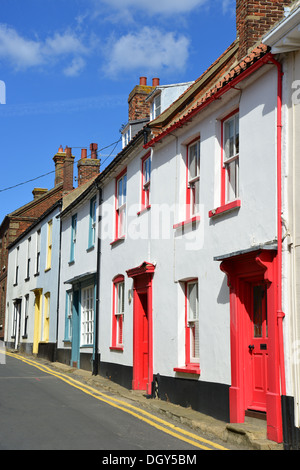 Periodo case su High Street, Pozzi-next-il-Mare, Norfolk, Inghilterra, Regno Unito Foto Stock