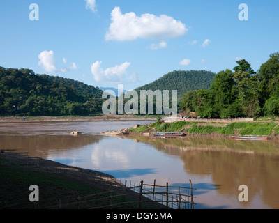 La confluenza del fiume Mekong e il fiume Nam Khan a Luang Prabang, Laos. Foto Stock