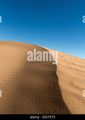 In prossimità delle dune di sabbia ridge contro un cielo blu Marocco Foto Stock